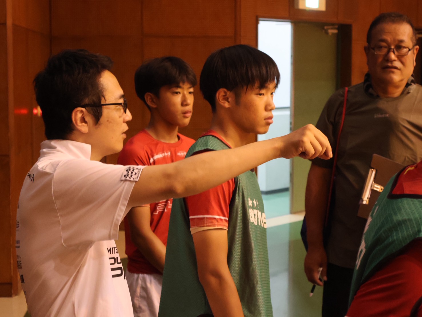 試合中、選手に指示を出すU-15コーチ 乾康敏