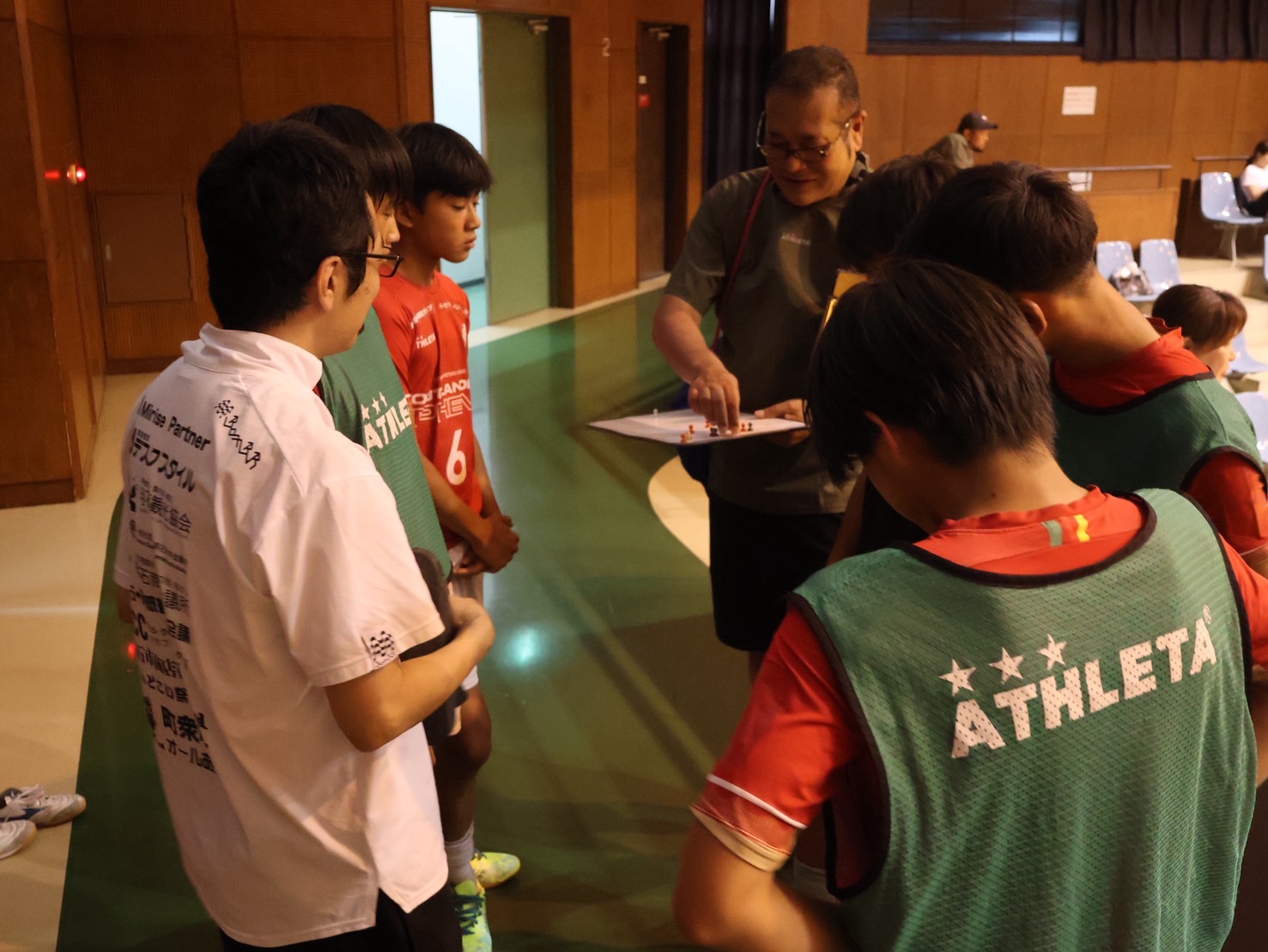 試合中、選手とやり取りをするU-15コーチ 乾康敏